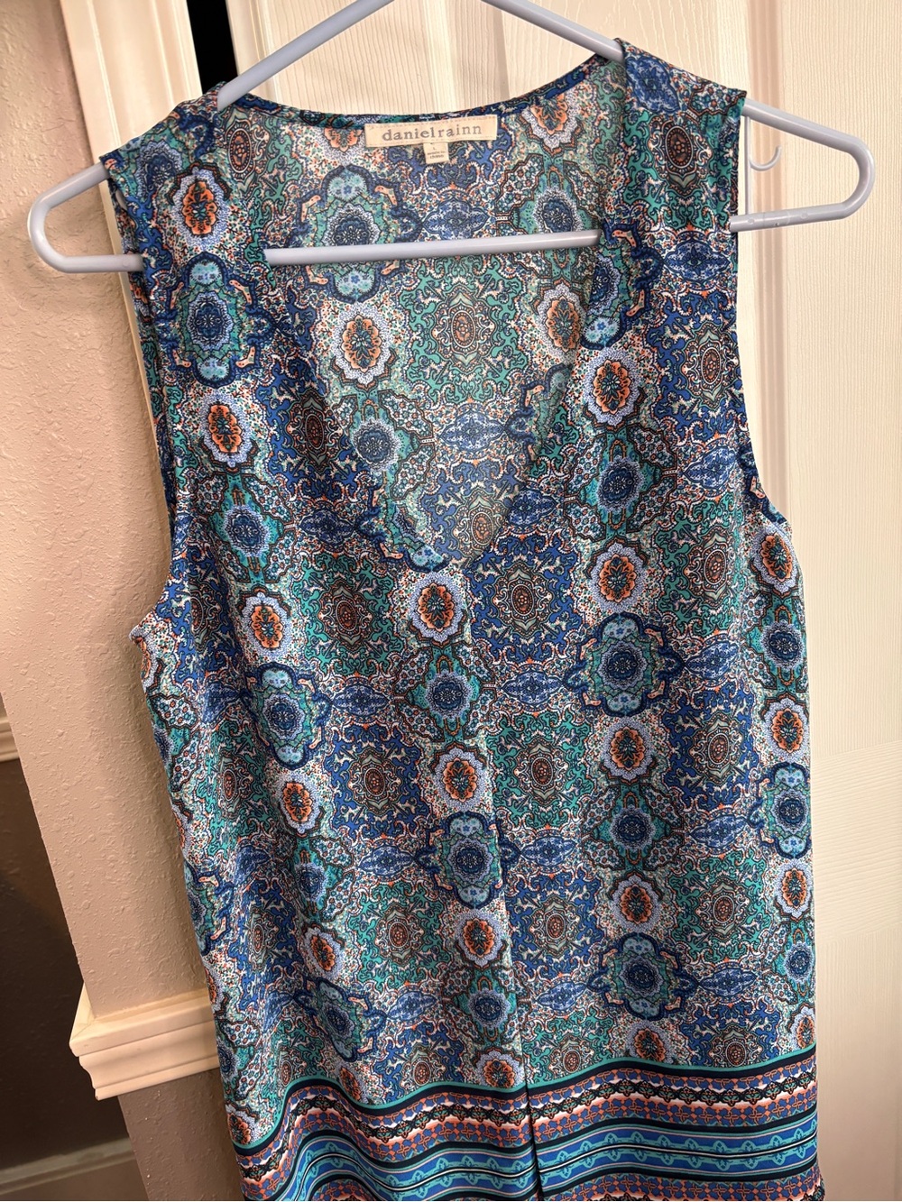 Daniel Rainn Blue Multi-Pattern Sleeveless V-Neck Top. Size Large Large